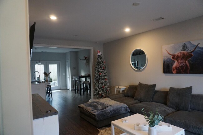 Building Photo - 509 Rosedale Ave E