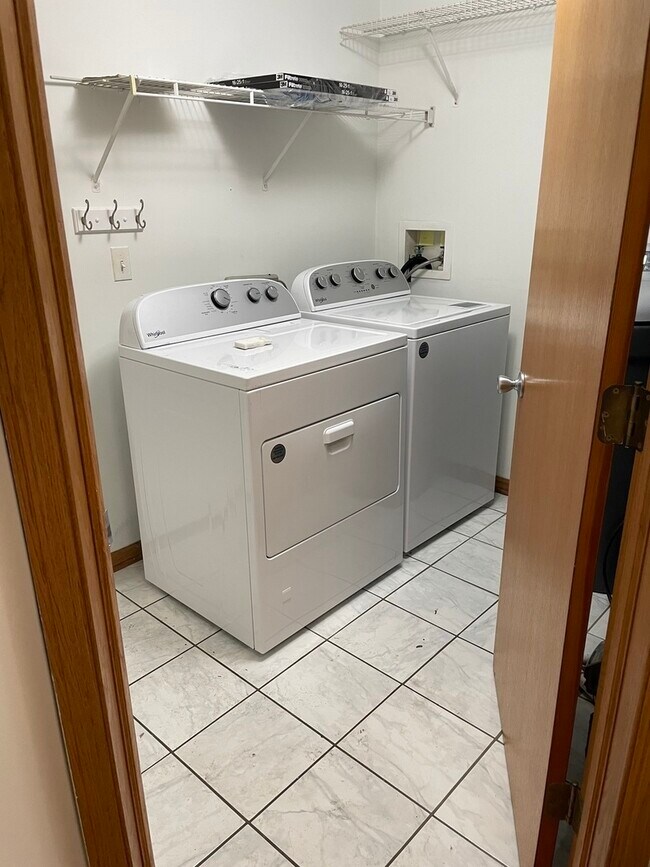 Building Photo - 113 N Barton Trail