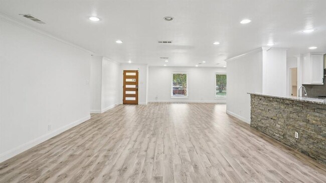 Building Photo - 3855 Crest Cove Cir