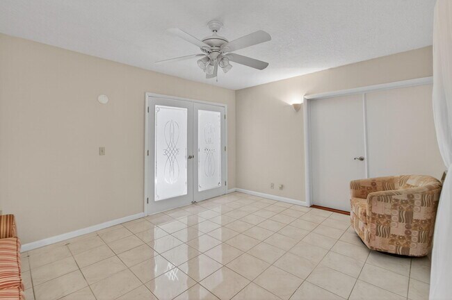 Building Photo - 2925 Riviera Dr