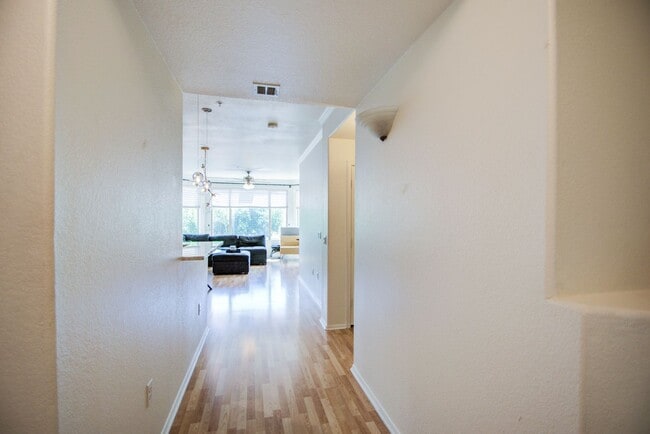 Building Photo - ASU Stay at Regatta Pointe!