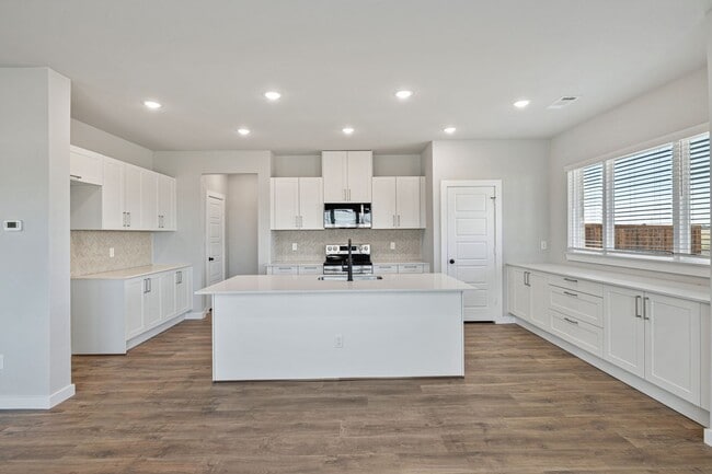 Building Photo - AVAILABLE NOW! 3 BEDROOM TRIPLEX  LOCATED ON 1-ACRE LOT IN MIDLOTHIAN, TX!