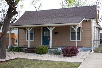 Building Photo - 208 Shaw St