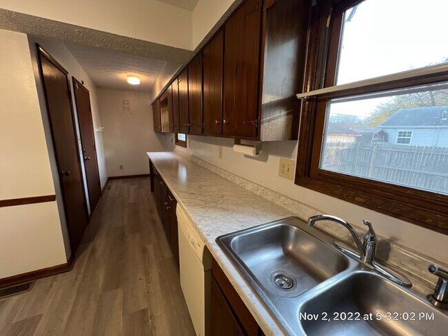 Building Photo - Large Whitehall Ranch Home