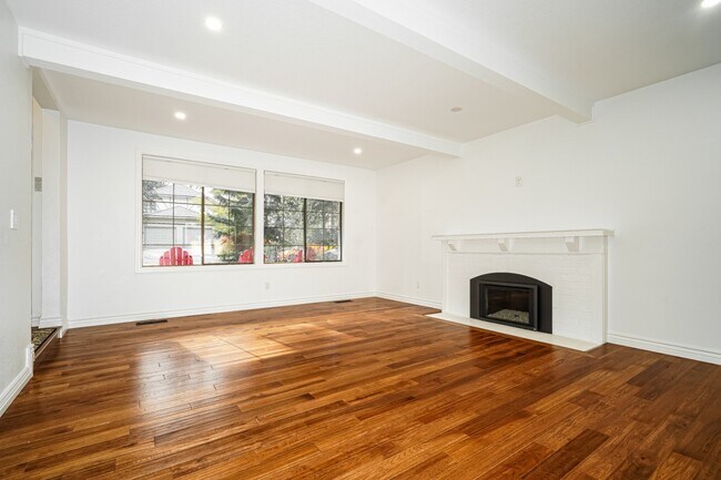 Building Photo - Beautifully Updated Mill Creek Home in Prime Location