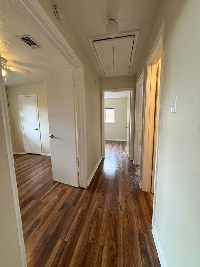 Building Photo - 10550 Walnut Glen Dr