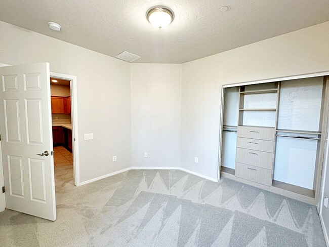 Building Photo - 3 BEDROOM 2 BATH 2 CAR GARAGE CONDO IN GAT...