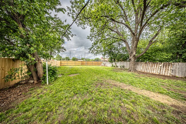 Building Photo - 1925 NW Oak Ave