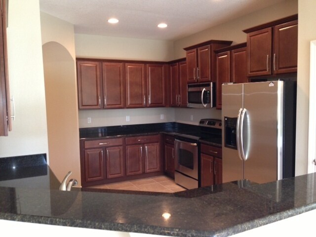 Building Photo - Beautiful 3 bedroom, 2.5 bath townhouse in...
