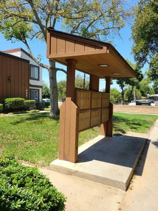 Building Photo - 2 bedroom 1.5 Bath Upgraded Townhome
