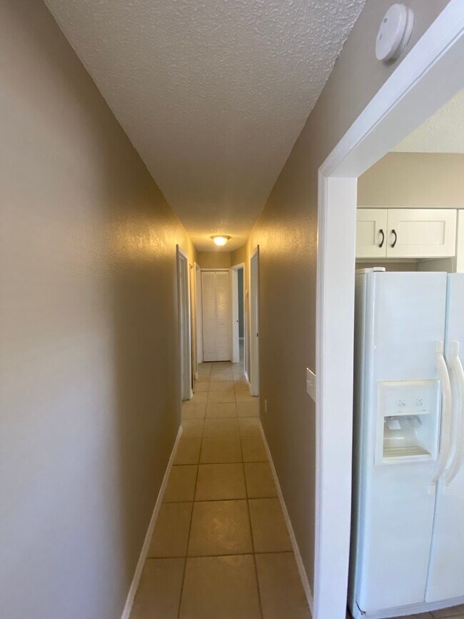 Building Photo - RANCH STYLE 3 BEDROOM 2 BATH  - NEAR USF & BUSCH GARDENS