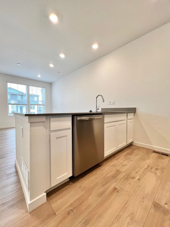 Building Photo - NEWER BUILD! 2 Bed 2 Bath Townhome in Timnath!