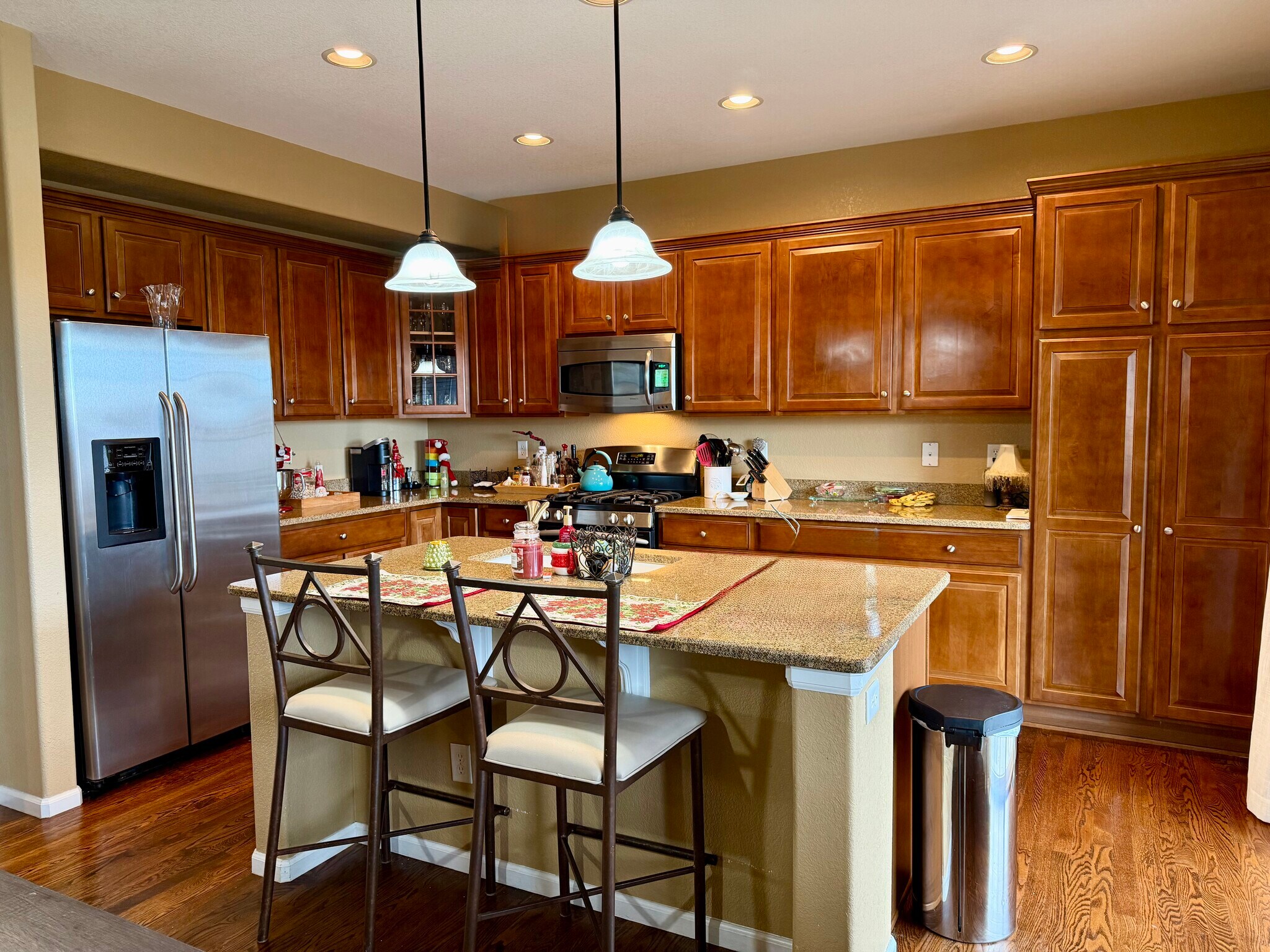 Kitchen with granite counters - 835 Brookhurst Ave