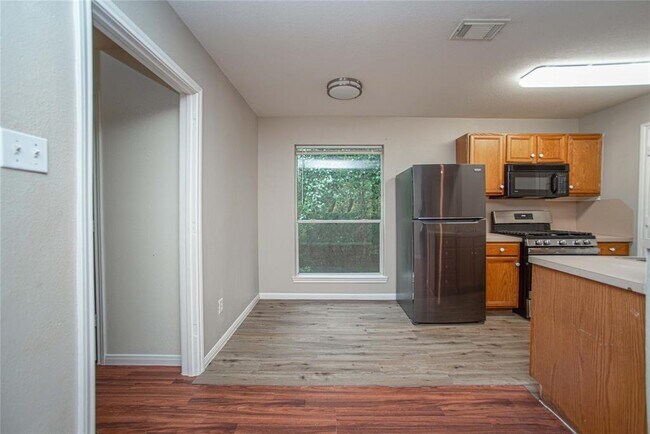 Building Photo - 1 Lake Forest Ct