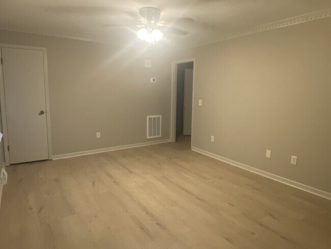 Building Photo - "Charming 2-Bedroom Duplex in Simpsonville...