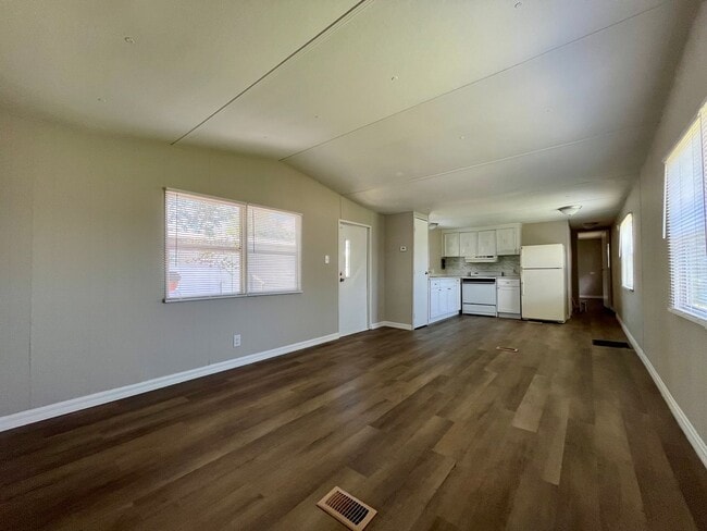 Building Photo - 2 Bed 2 Bath Thonotosassa! New paint throu...