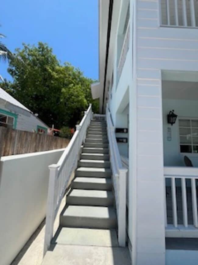 Building Photo - Beautiful apartment with assigned parking.