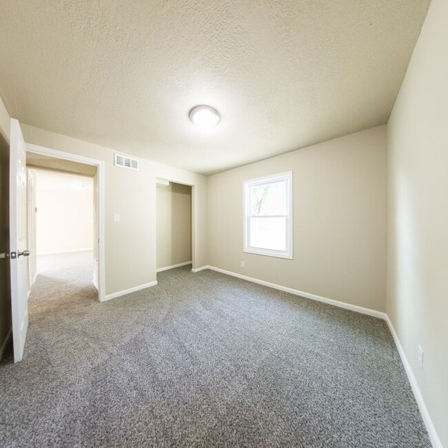 Building Photo - Updated 2 Bedroom Home with 2 Stall Garage