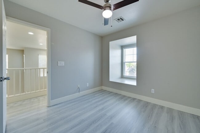 Building Photo - NW!!! 4 bedrooms!!! Pool and Spa!!! All ti...