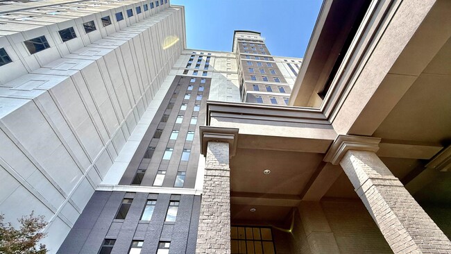 Building Photo - 717 Riverside Dr