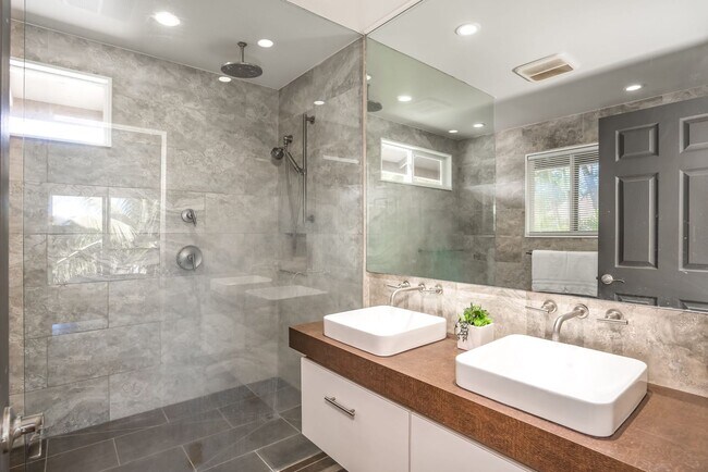 Building Photo - Beautifully Appointed Fully Furnished 4 bedroom/3 bathroom Kuau BayView House w/ Ocean views