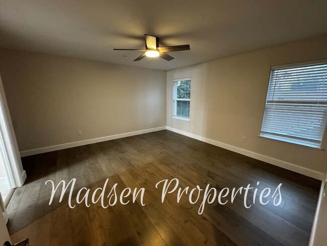 Building Photo - 2127 Hewitt Ave