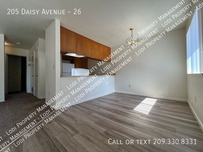 Building Photo - 205 Daisy Ave