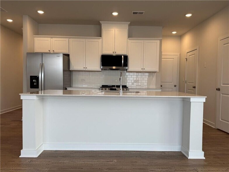 Building Photo - 7253 Mulberry St