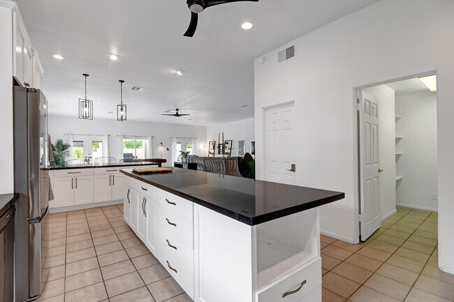 Building Photo - 2005 E Racquet Club Rd