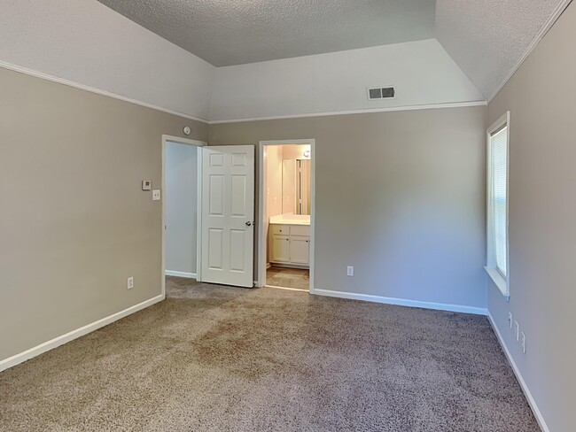 Building Photo - 5913 Sycamore Manor Cove