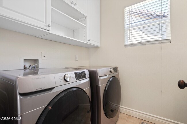 Building Photo - 6077 Mandeville Pl