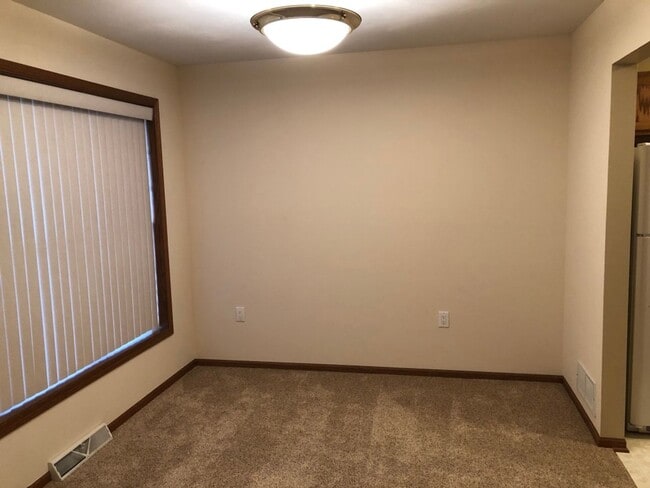 Building Photo - Shared 2 Bedroom 2.5 Bathroom Condo