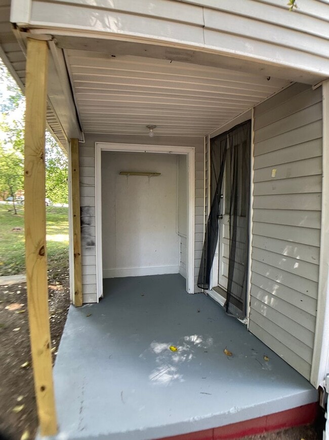 Building Photo - Adorable Bungalow Ready for New Residents!