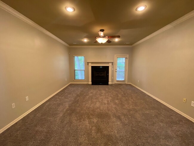 Building Photo - 4 BEDROOM TOWNHOUSE FAYETTEVILLE AR! Ready...