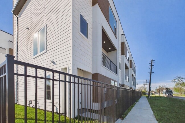 Building Photo - 2417 Harrington St