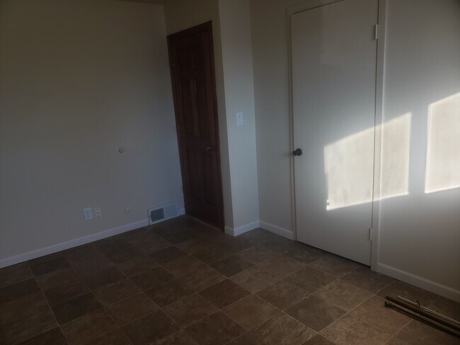 Building Photo - 817 Iroquois Ave