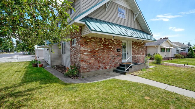 Building Photo - 2-bedroom/1 bathroom, parking included