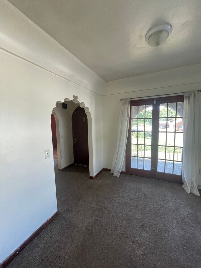 Building Photo - 1436 Swan St