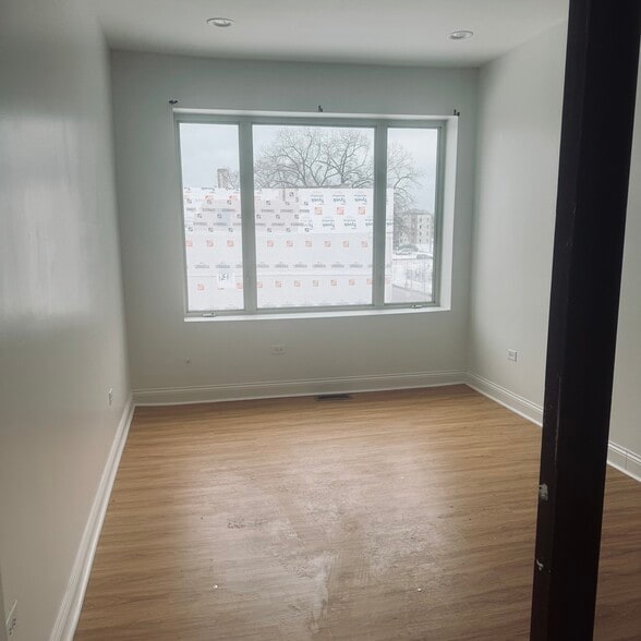 first bedroom - 1412 E Marquette Rd