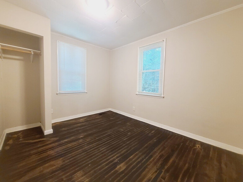 Building Photo - Room in House on Celia Ave