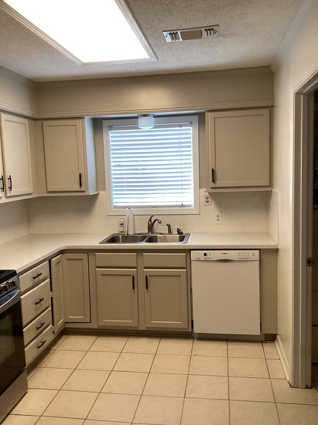 Building Photo - 4-bedroom, 2-bathroom home!