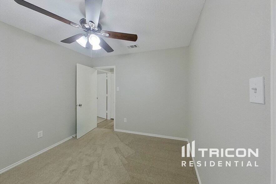 Building Photo - 403 Hollyberry Dr
