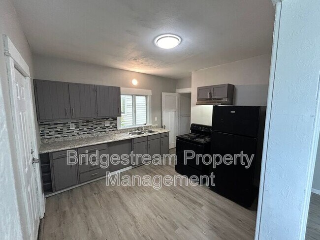 Building Photo - 279 S Findlay St