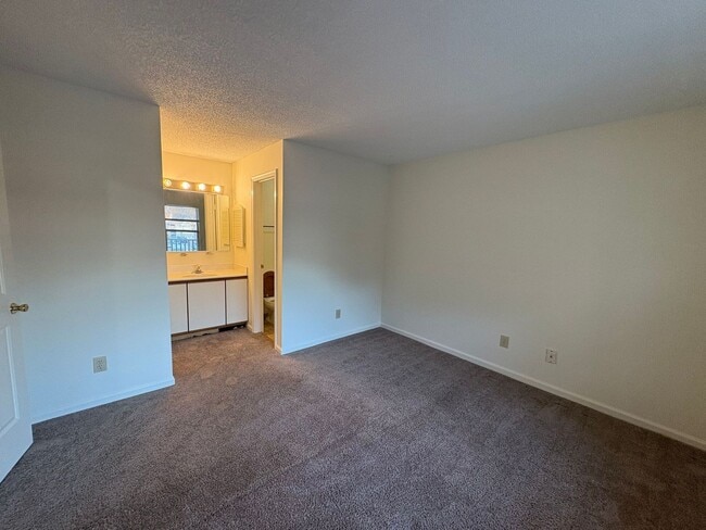 Building Photo - 541 Pineland Cir