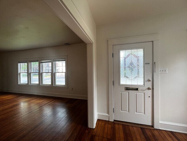 Building Photo - Beautiful 4 Bedroom 1.5 Bath in Marietta !