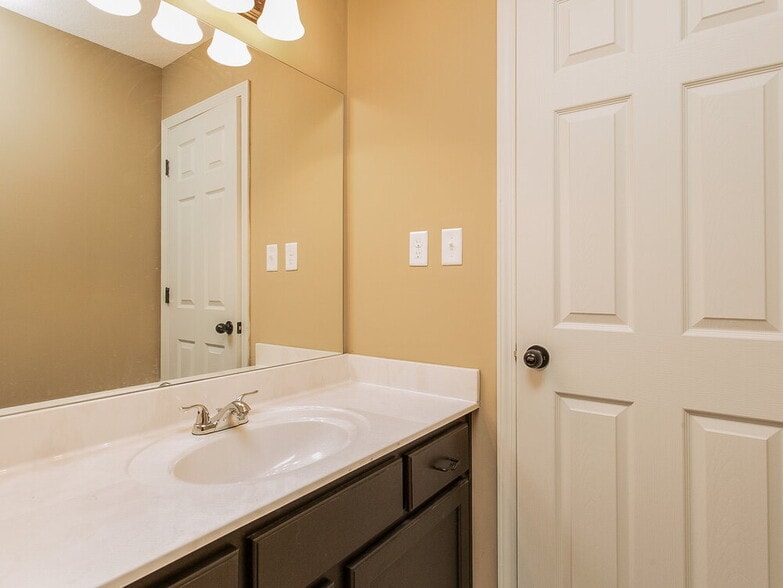 Building Photo - 7281 Green Ash Dr
