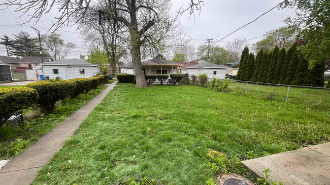 Building Photo - 8428 S Rhodes Ave