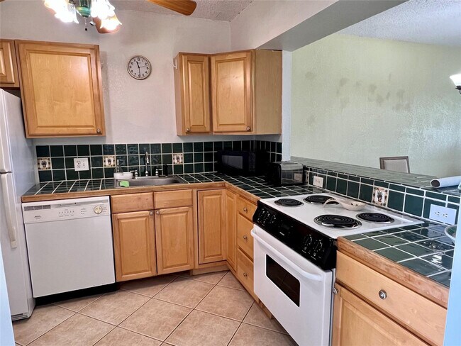 Building Photo - 3000 N Palm Aire Dr