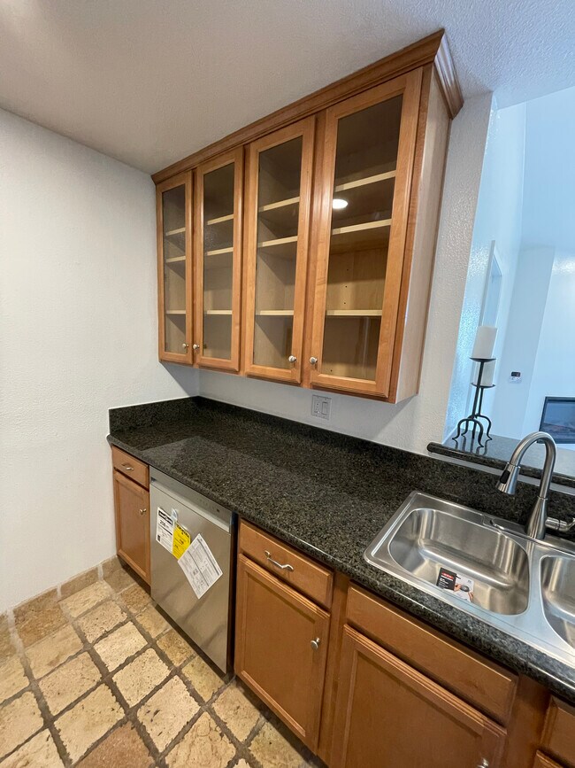Granite counter tops - 7120 Shoreline Dr