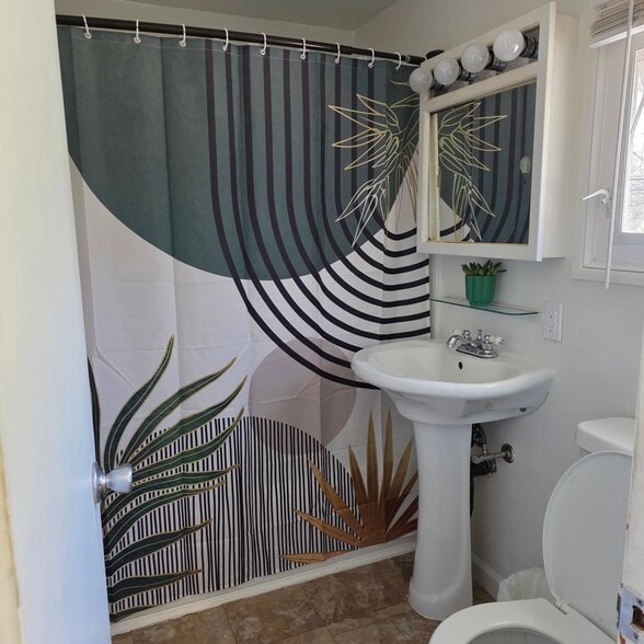 Building Photo - 5 Fairview Park Rd